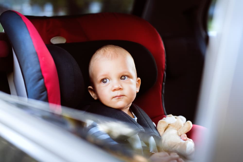 Παιδιά στο αυτοκίνητο: το απαραίτητο παιδικό κάθισμα και η ζώνη ασφαλείας 