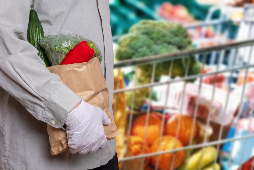 Κορωνοϊός και σούπερ μάρκετ: Τι ισχύει τελικά για τα τρόφιμα, τις συσκευασίες και πώς τα αποθηκεύουμε 
