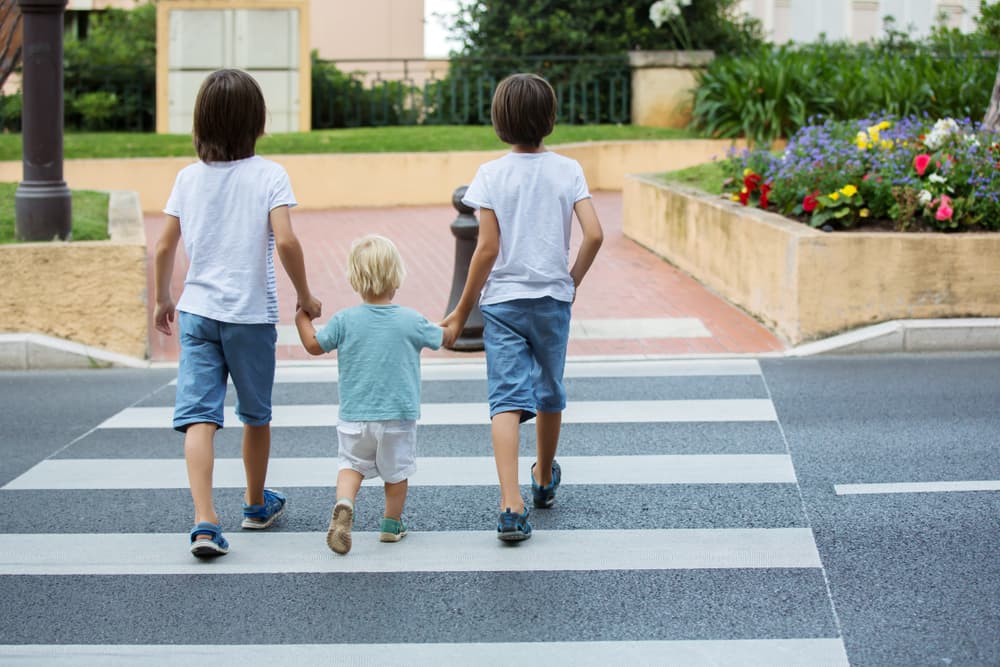 Κυκλοφορώ στο δρόμο με ασφάλεια: Οι βασικοί κανόνες που πρέπει να μάθουμε στα παιδιά μας 