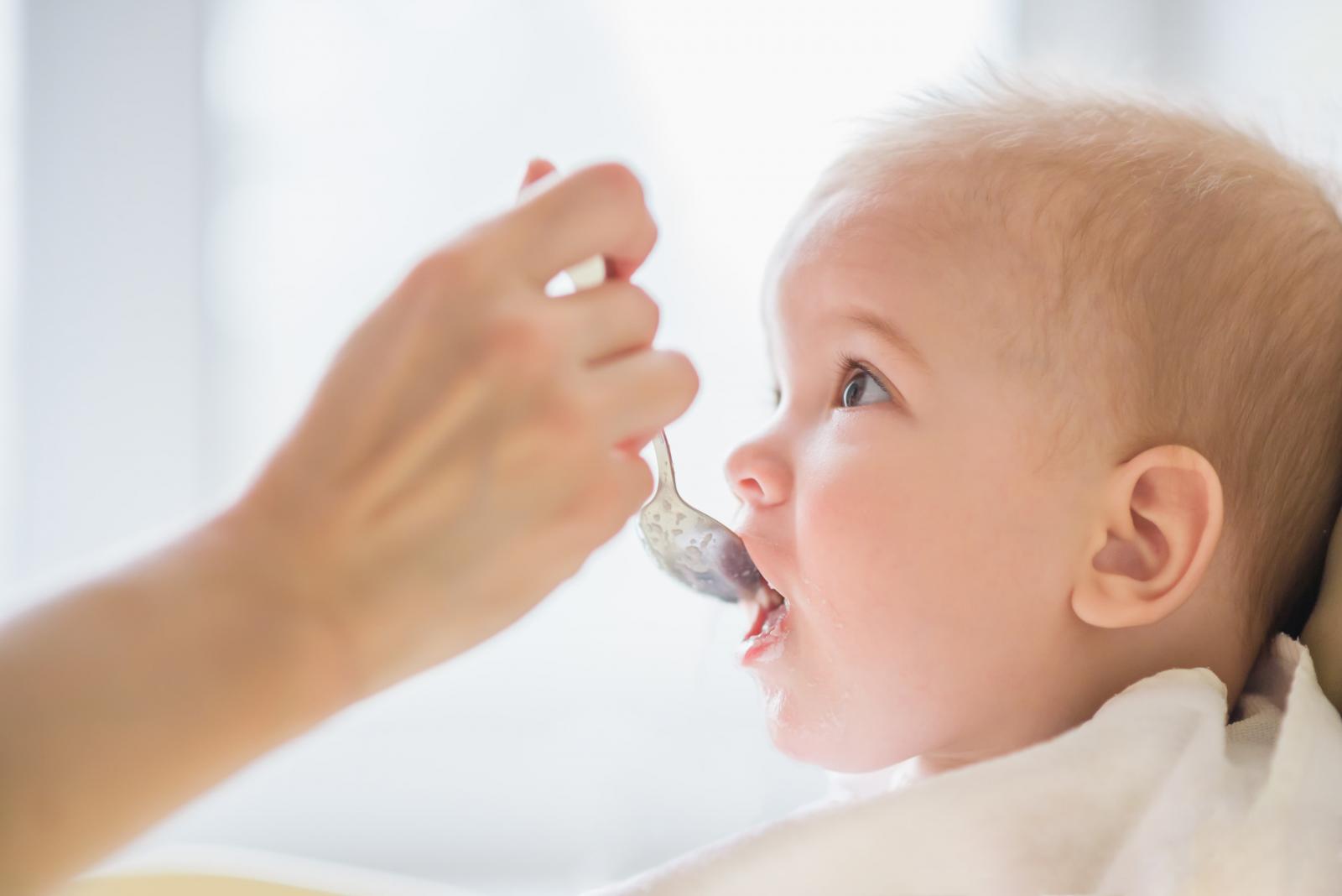 Πώς θα επιλέξετε το σωστό γιαούρτι για μωρά  
