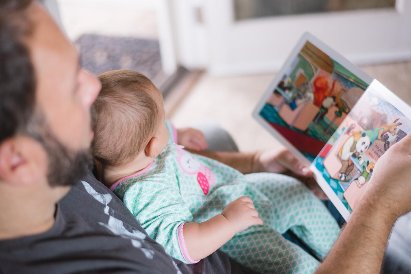 Γιατί τα βιβλία είναι απαραίτητα για την ανάπτυξη των μωρών 