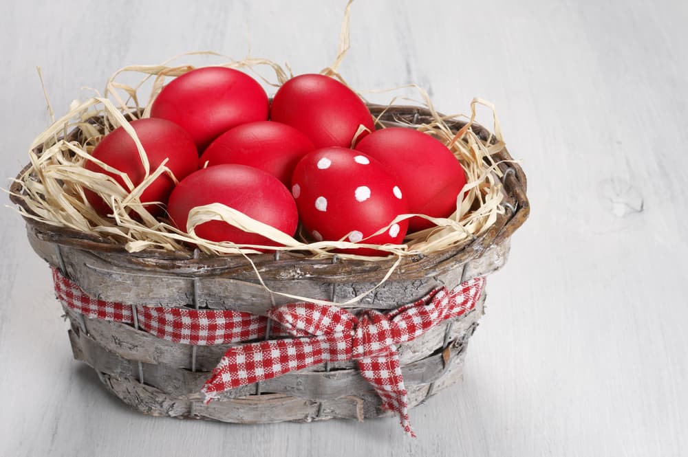 Πώς θα βάψουμε τέλεια τα πασχαλινά αυγά με φυσικά ή τεχνητά χρώματα 