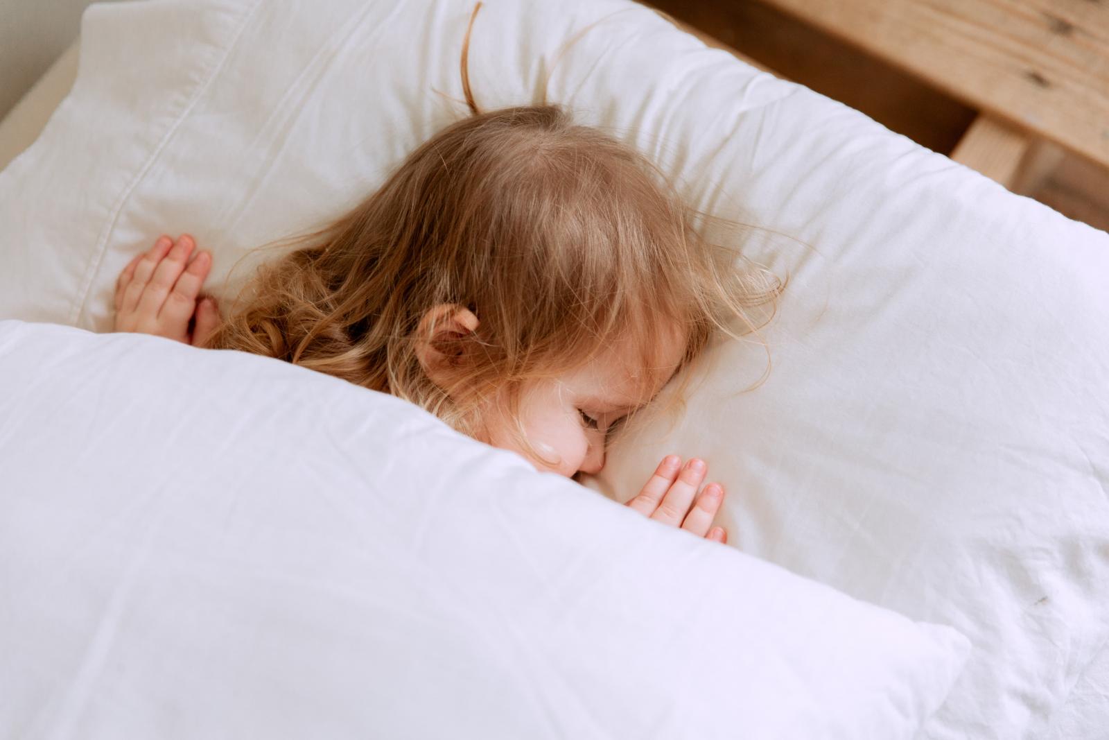 6 τρόποι για να μάθετε το παιδί σας να κοιμάται μόνο του
