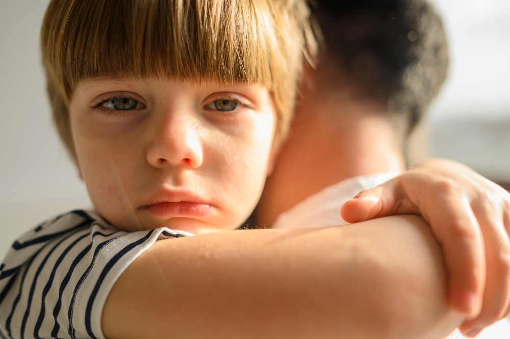 Πώς θα βοηθήσουμε τα παιδιά να αντιμετωπίσουν τις ψυχολογικές επιπτώσεις μετά από κρίσεις 