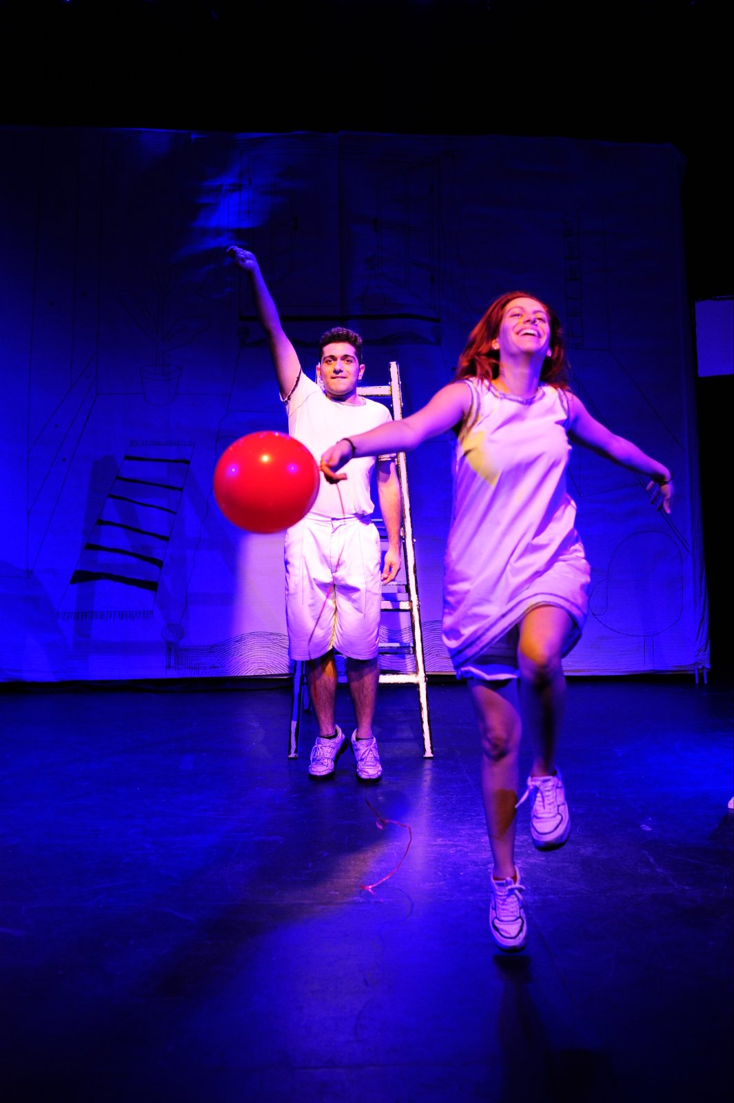  "Πώς λένε το κορίτσι που κρατά ένα μπαλόνι;" από την ομάδα BLACKBIRD στο Θέατρο Σοφούλη