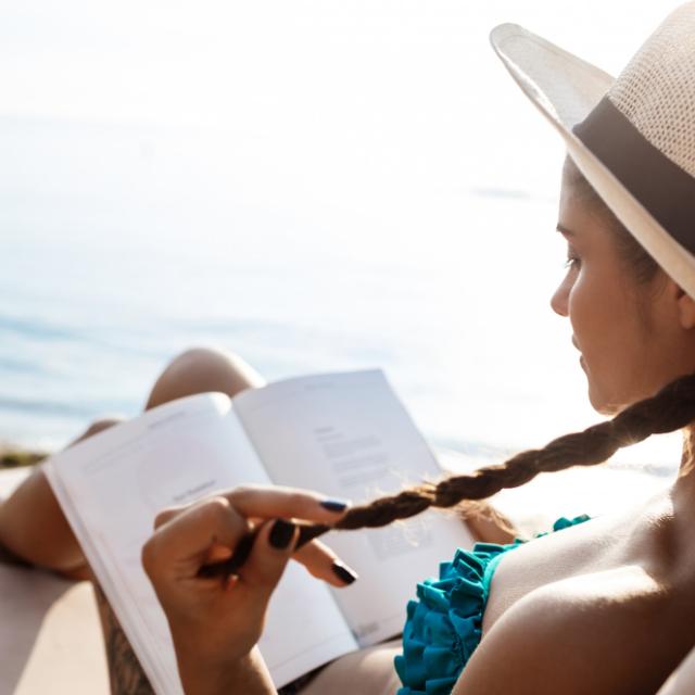 10 βιβλία που θα σας κρατήσουν παρέα στην παραλία