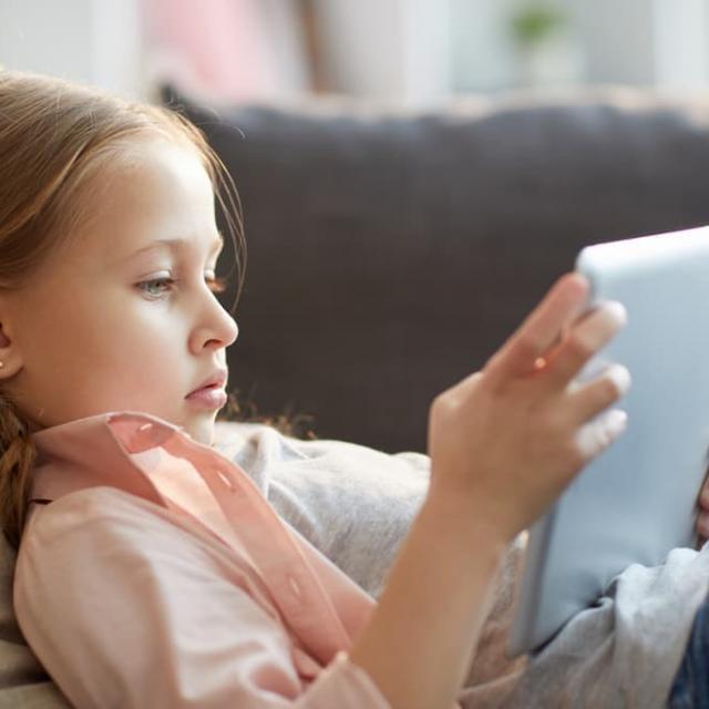 Αυξήθηκε ο χρόνος των παιδιών σε οθόνες και social media κατά την πανδημία 