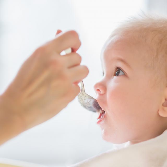 Διατροφή για μωρό 5 μηνών: απογαλακτισμός και στερεές τροφές 
