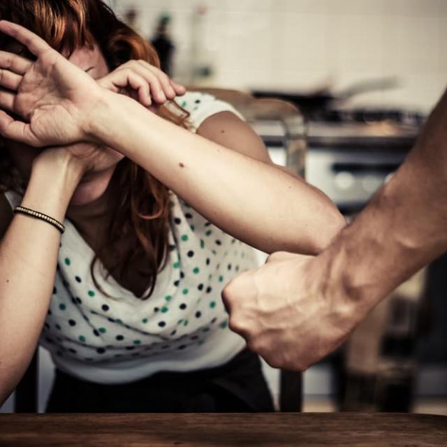 Ενδοοικογενιακή βία και κακοποίηση