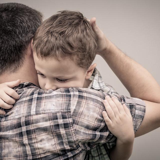 Για ποιους λόγους δεν πρέπει να πιέζουμε τα παιδιά να αγκαλιάζουν και να φιλούν τρίτους