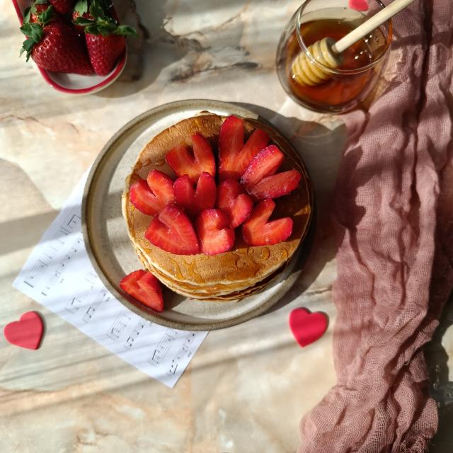 Pancakes με φράουλες και μέλι