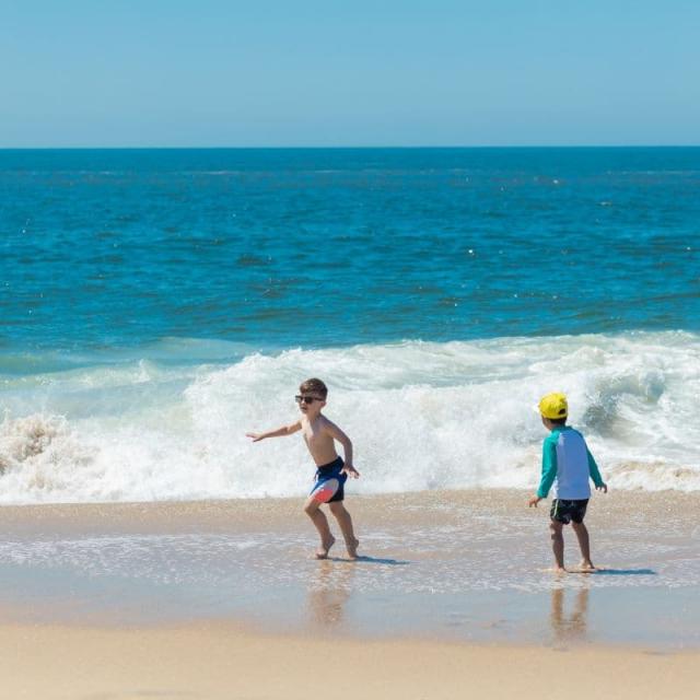 Καλοκαίρι και παιδιά: Συμβουλές για την ασφάλειά τους στη θάλασσα 