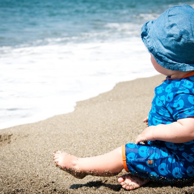 Μωρό και θάλασσα Τι πρέπει να γνωρίζετε για τις πρώτες επισκέψεις στην παραλία