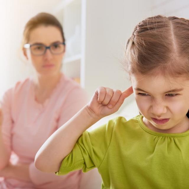 Όταν τα παιδιά δεν ακούν τους γονείς: γιατί συμβαίνει αυτό και τι μπορείτε να κάνετε