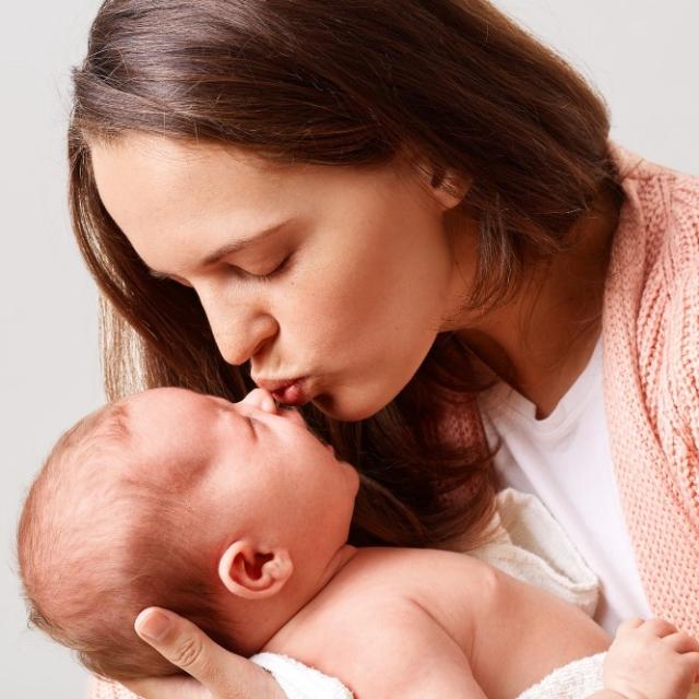 Ποια είναι η πρακτική που μειώνει το άγχος και ενισχύει το δεσμό μητέρας - νεογνού