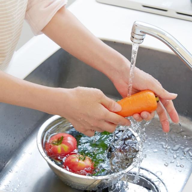 Ποια τρόφιμα πρέπει να πλένετε και ποια όχι πριν την κατανάλωσή τους