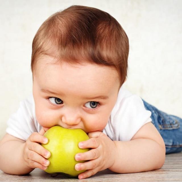 Ποιες είναι οι ενδείξεις ότι μπορείτε να δώσετε στερεές τροφές στο μωρό σας  