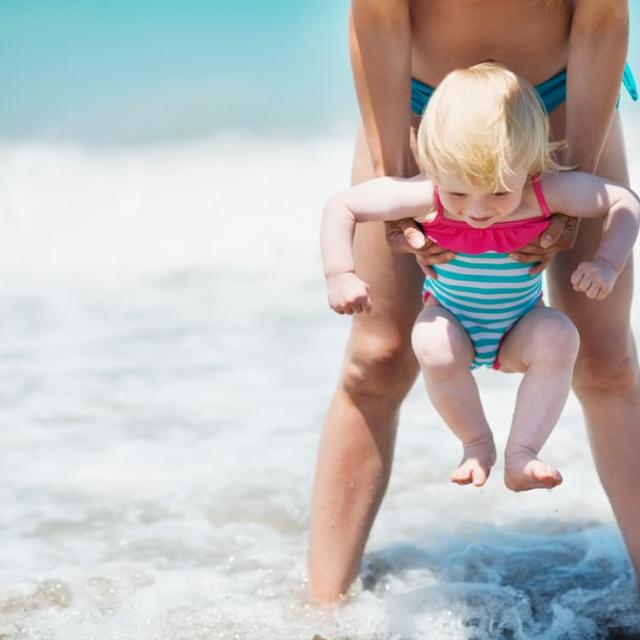 Πώς θα βοηθήσετε το μωρό σας να νιώσει άνετα στη θάλασσα