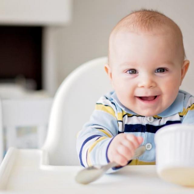 Πότε κάθεται το μωρό σε καρεκλάκι φαγητού και πώς θα κάνετε την επιλογή του