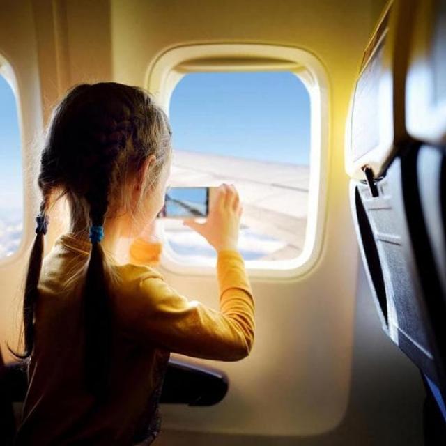  Πρώτη φορά στο αεροπλάνο: Τι πρέπει να ξέρετε για να έχει το παιδί ένα όμορφο ταξίδι 