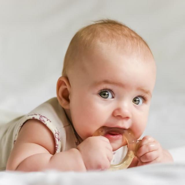 Τα πρώτα δόντια του μωρού: πότε βγάζουν δόντια τα μωρά και άλλα 4 πράγματα που θα πρέπει να γνωρίζουν οι γονείς 