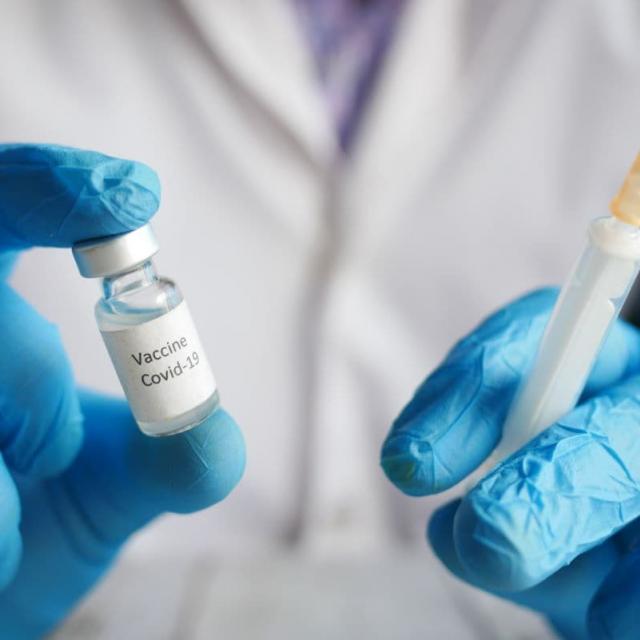 Τέταρτη δόση εμβολίου κατά του κορωνοϊού: Τι ισχύει, ποιους αφορά 