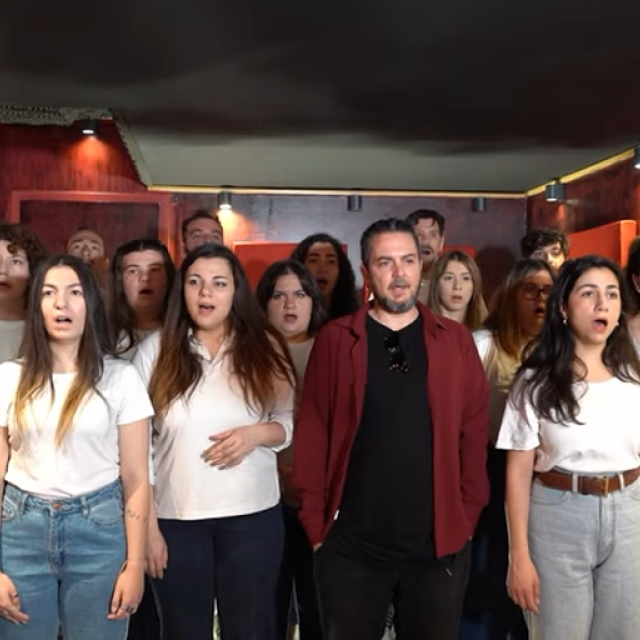 «Θα στείλω όταν φτάσω»: Ένα τραγούδι αφιερωμένο στα θύματα των Τεμπών