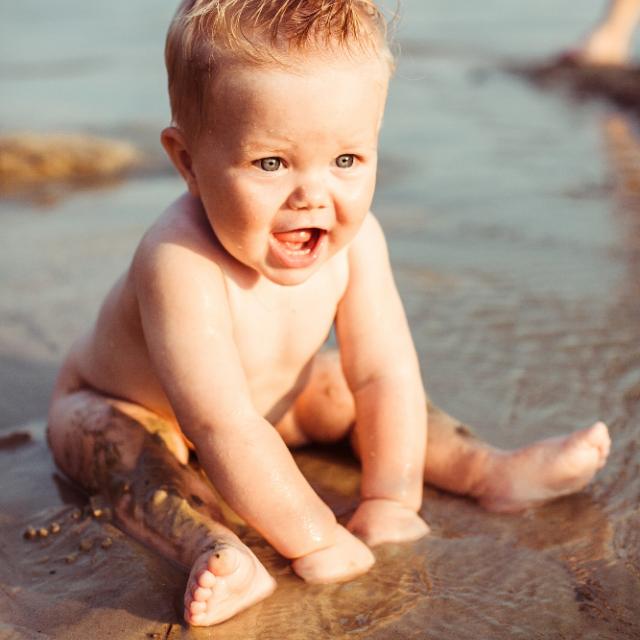 Τι να προσέξετε στα πρώτα μπάνια του μωρού στη θάλασσα 