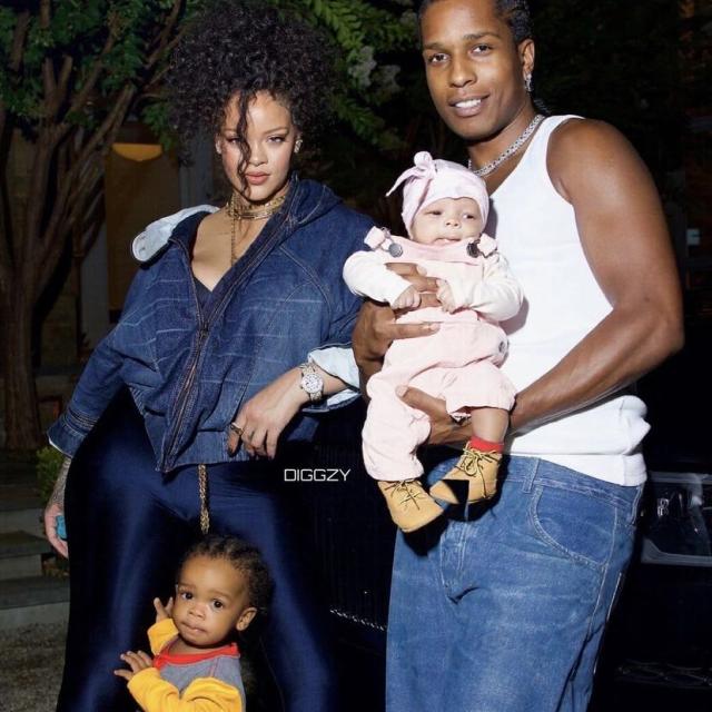 Η Rihanna ποζάρει στο φακό με τα δύο μωρά και το σύντροφό της