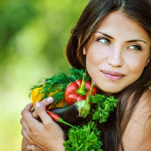 Υγιεινή διατροφή: 10 τροφές που μας κρατάνε νέες