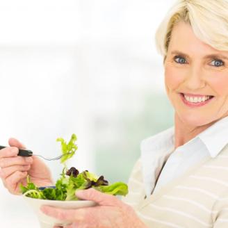 Εμμηνόπαυση και δίαιτα: τι θα πρέπει να προσέχετε στη διατροφή σας 
