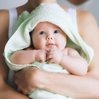 Όσα θέλετε να ξέρετε για τη φροντίδα του μωρού: μπάνιο, αλλαγή πάνας, μασάζ