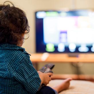 Ποιοι κίνδυνοι απειλούν τα παιδιά που βλέπουν πολλές ώρες τηλεόραση 