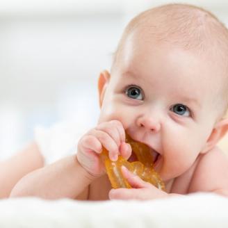 Πυρετός στα μωρά λόγω δοντιών: τι ισχύει και τι πρέπει να γνωρίζετε 